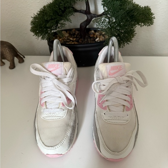 Nike Women's Pink and White Sneakers - Picture 4 of 5